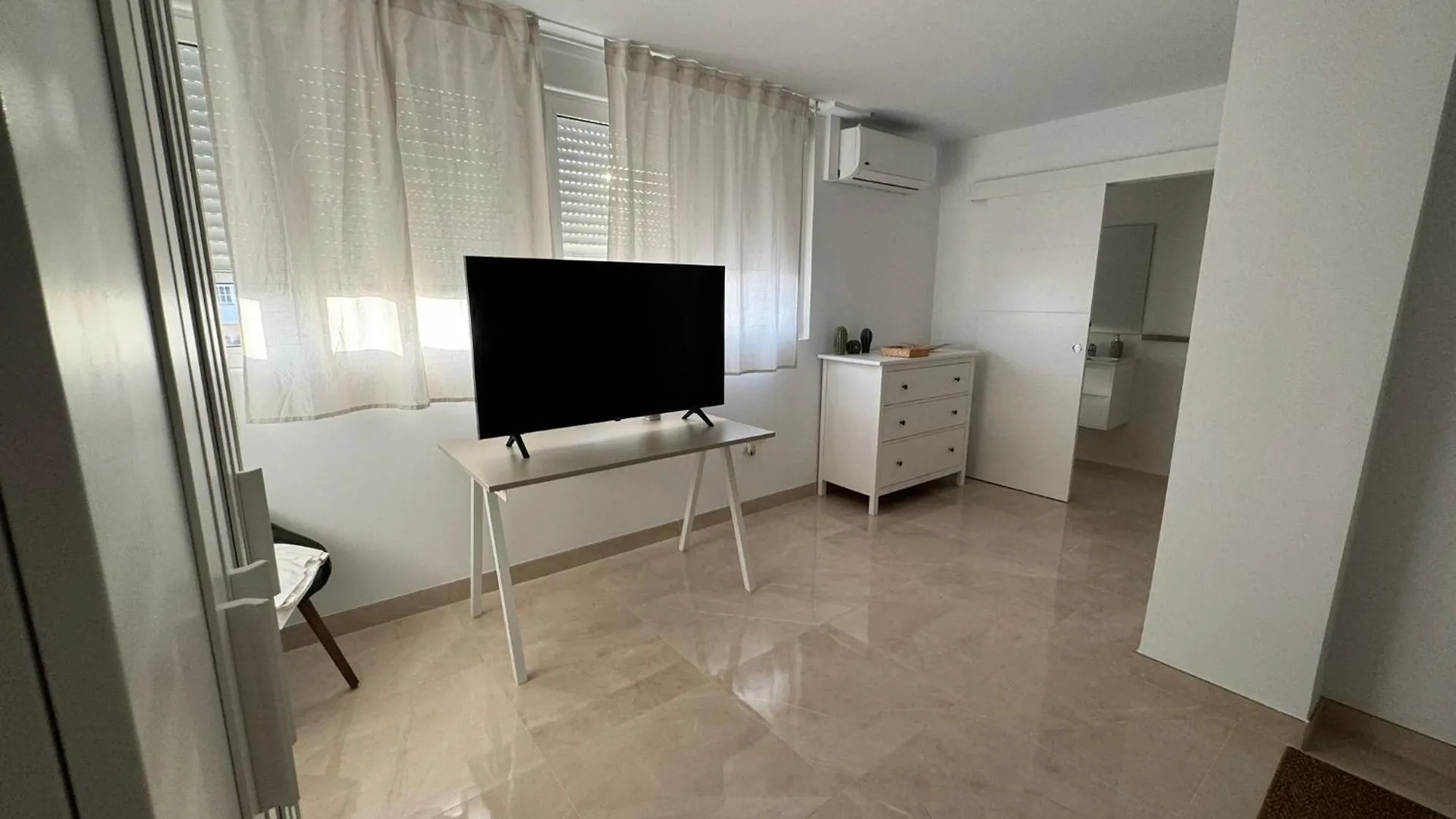 Tokyo Rooms Los Genoveses Habitacion Premium Con Bano Privado Almería Pensión