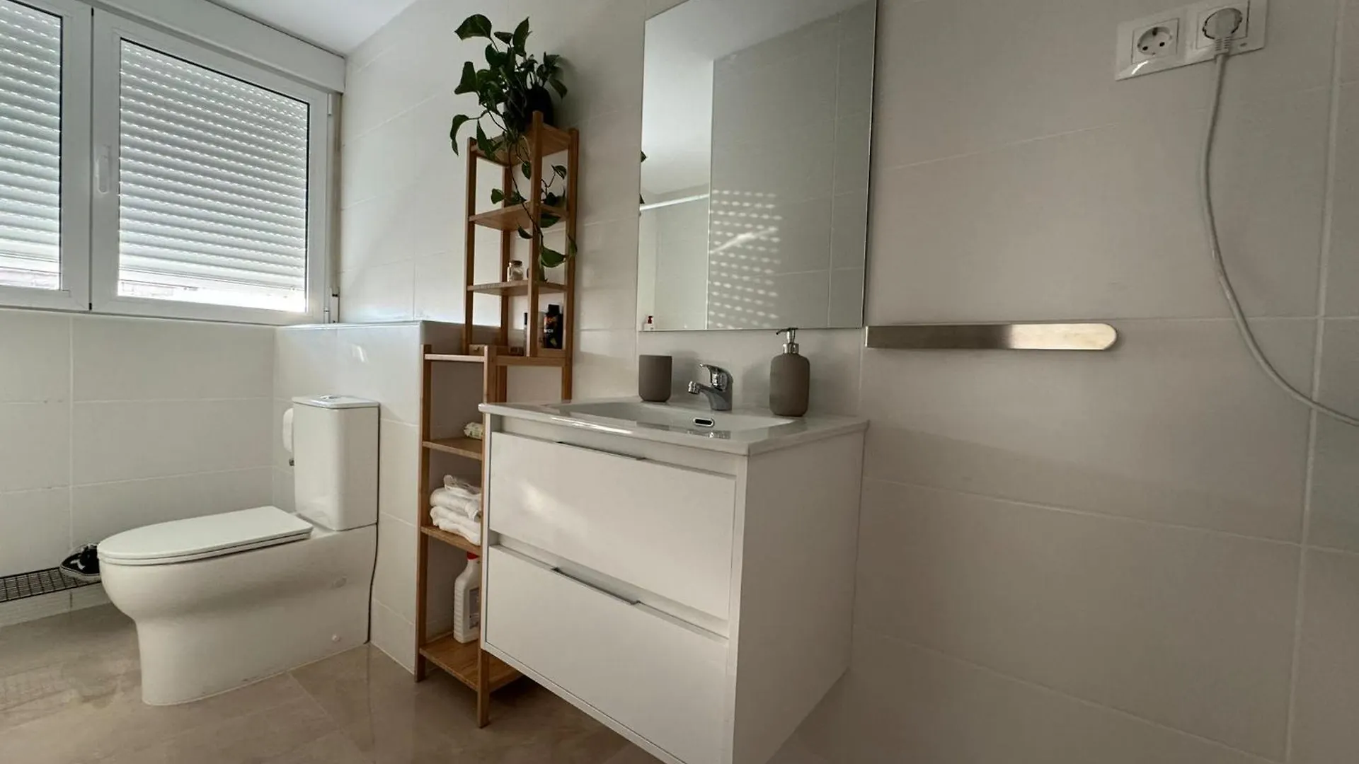 Pensión Tokyo Rooms Los Genoveses Habitacion Premium Con Bano Privado Almería España